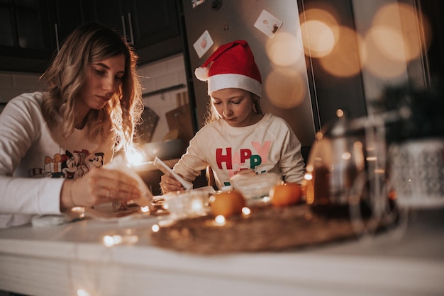 Foto cucinare i biscotti di natale con la glassa. famiglia