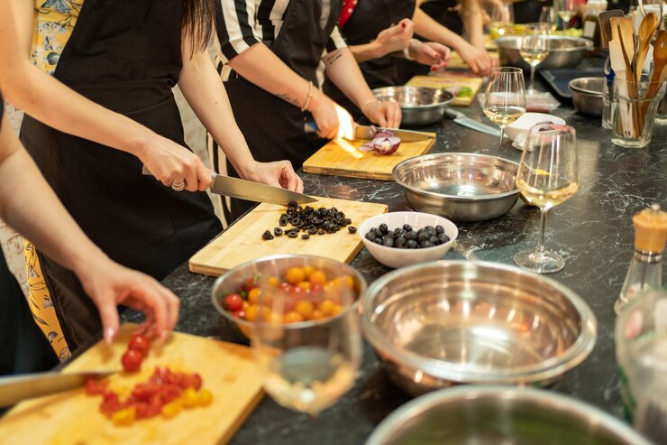 요리 교실, 요리, 음식과 사람들 개념, 부엌에서 요리하는 친구 그룹