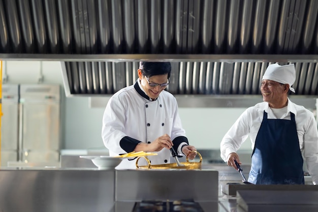 사진 요리 수업 초상화 아시아 태국 남성 전문 요리사 요리 식사 교실 요리 학교 요리 학교에서 요리 수업을