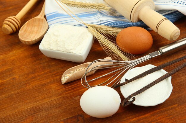 Фото Концепция приготовления пищи основные ингредиенты для выпечки и кухонные принадлежности на деревянном столе
