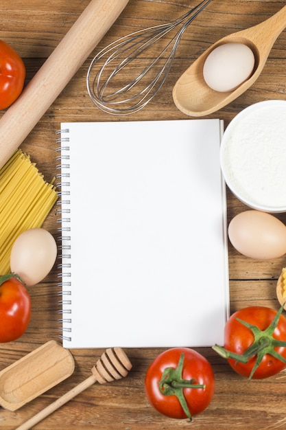 Foto concetto di cottura. gli ingredienti di cottura di base e gli utensili da cucina si avvicinano