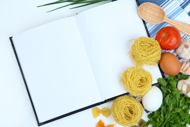 Foto concetto di cucina generi alimentari con ricettario vuoto da vicino