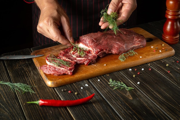 주방에서 요리사가 맛있는 송아지 고기 요리하기 레스토랑이나 호텔을 위한 메뉴 아이디어