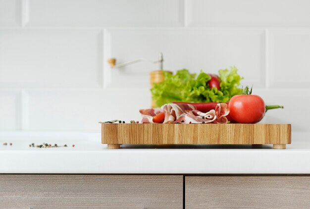 Cucinando la cena. ingredienti sul tagliere.