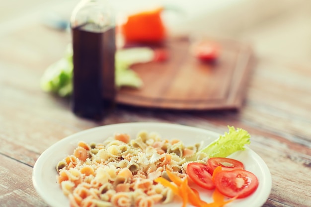 Concetto di cucina, cibo e casa - primo piano di un pasto di pasta sul piatto