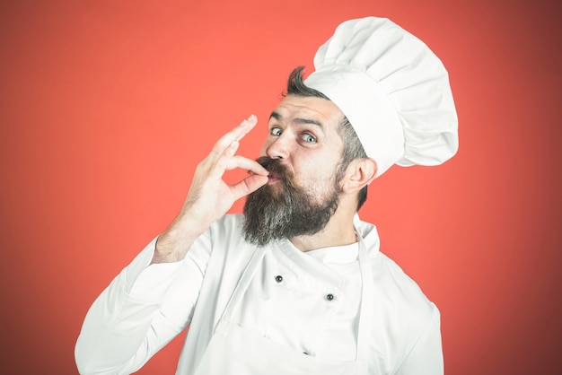 Foto cucinare cibo professione e gesto concetto sorridente chef barbuto che mostra segno ok professionista maschio