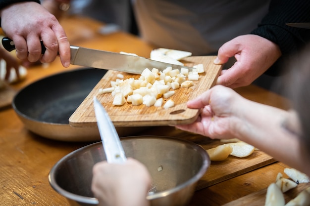 自宅のキッチンで果物を調理する