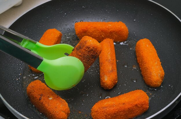 Photo cooking and frying chicken nuggets in a pan