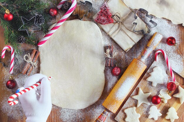 Cucinare i biscotti allo zenzero la vigilia di natale a casa in cucina