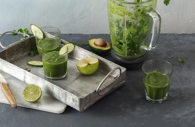 Cooking a green detox smoothies