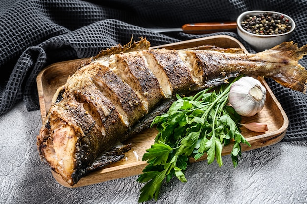 ハドック焼き魚の調理。灰色の背景。上面図