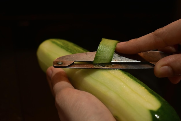 料理のクローズアップ写真を保持している手