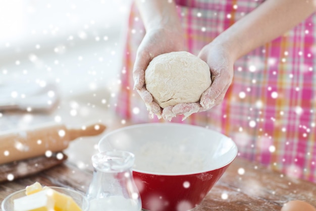 Cucina e concetto di casa - primo piano delle mani femminili che impastano la pasta a casa