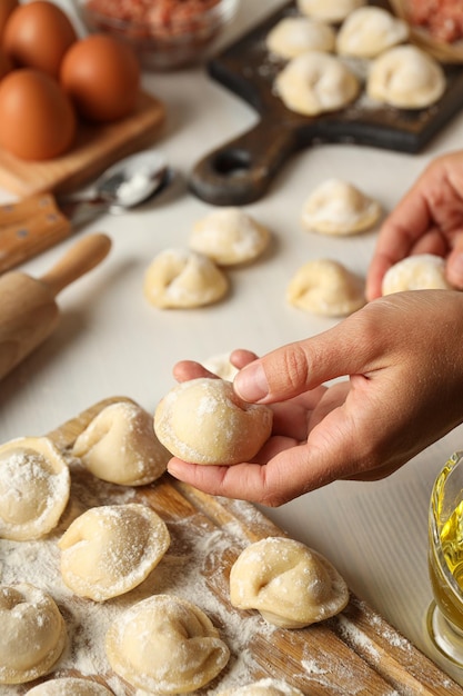 Концепция приготовления домашней еды с сырыми пельменями