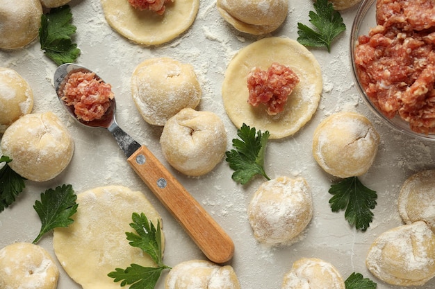 Foto cucinare il concetto di cibo domestico con gnocchi crudi