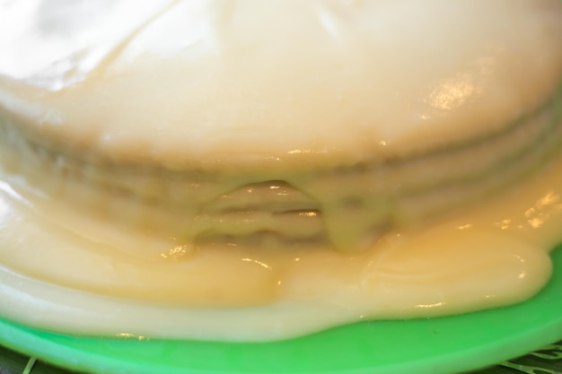 自家製ケーキの調理カスタードのクローズ アップで覆われた焼きケーキ層