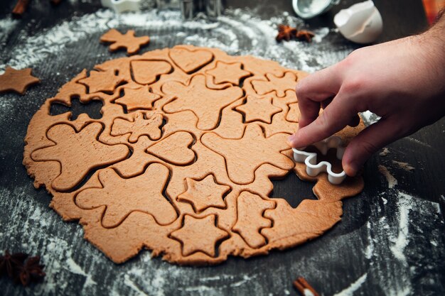 Photo cooking homemade gingerbread cookies. traditional homemade christmas pastries. making homemade gingerbread cookies. festive atmosphere, home cooking.