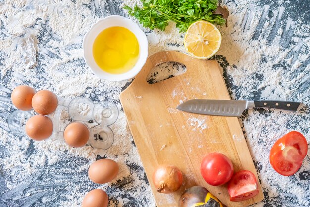 Cucinando gli ingredienti sul tavolo da cucina lat laici, preparazione concetto di cibo