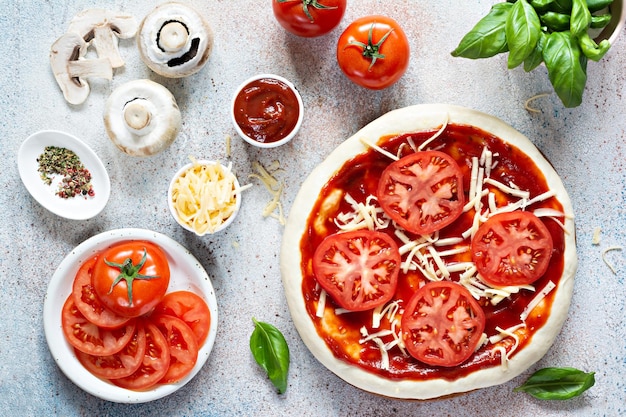토마토 소스 신선한 토마토 치즈 버섯 살라미 소시지 조각과 바질로 이탈리아 피자 요리