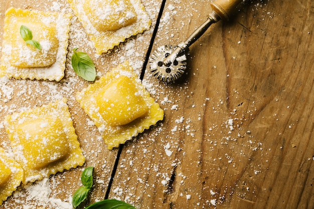 Foto cottura dei ravioli italiani sulla tavola di legno