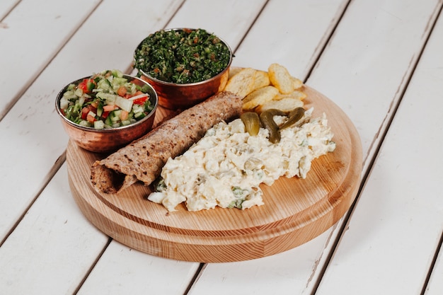 Foto cucinare la carne di kebab con spiedini sulla griglia.