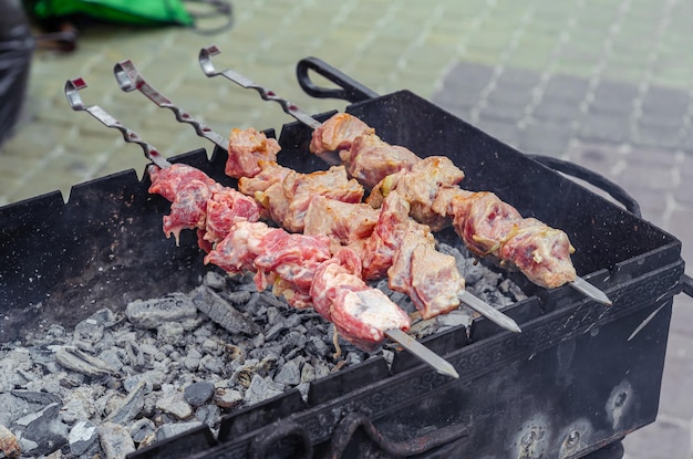 ケバブを間近で直火焼き 食欲をそそるケバブ 串に刺した肉 炭火でバーベキュー