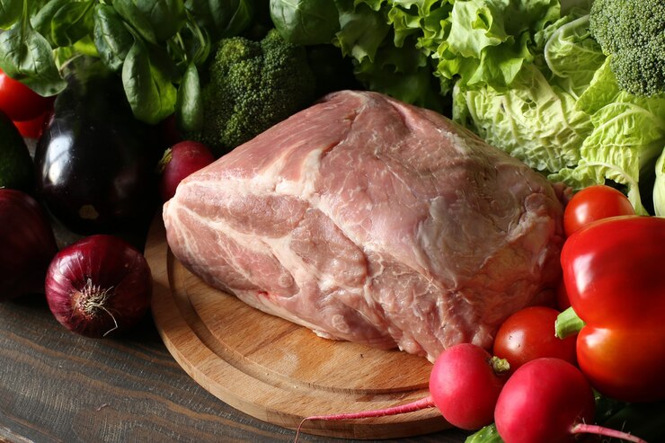 Фотография готовим на кухне разнообразие овощей и сырого мяса на доске