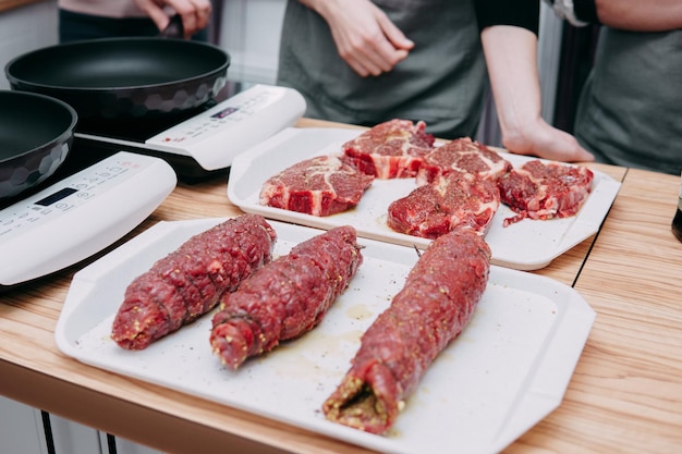 Photo cooking meat rolls in a cooking class beef roll with spices raw meat close-up