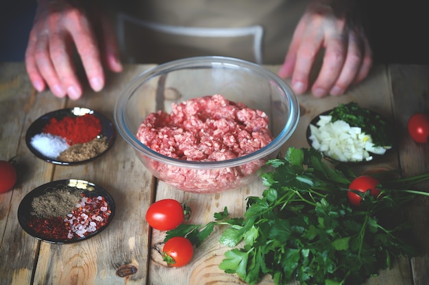 Foto cottura di carne macinata per hamburger o grigliate