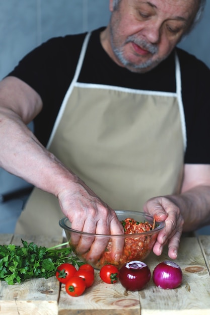 Cottura di carne macinata per hamburger o grigliate