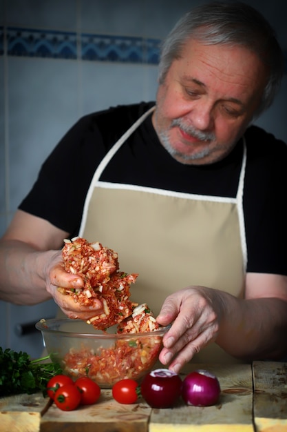 Cooking minced meat for burgers or grilling