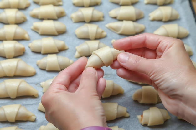 自宅のキッチンでミニクロワッサンを調理する