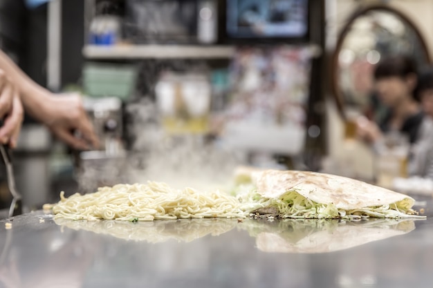 Cooking of okonomiyaki