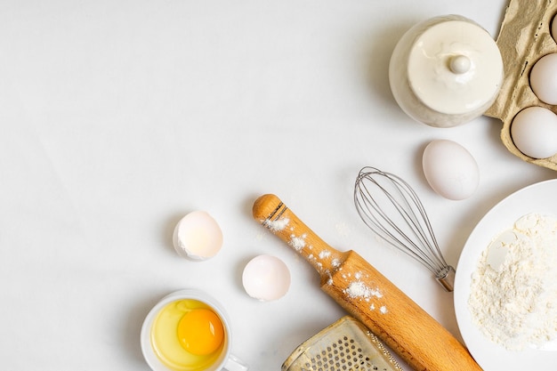 Photo cooking pancake on white background top view ingredients for making