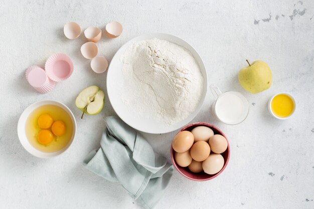 Cottura della torta nella cucina domestica della vista superiore degli ingredienti grezzi