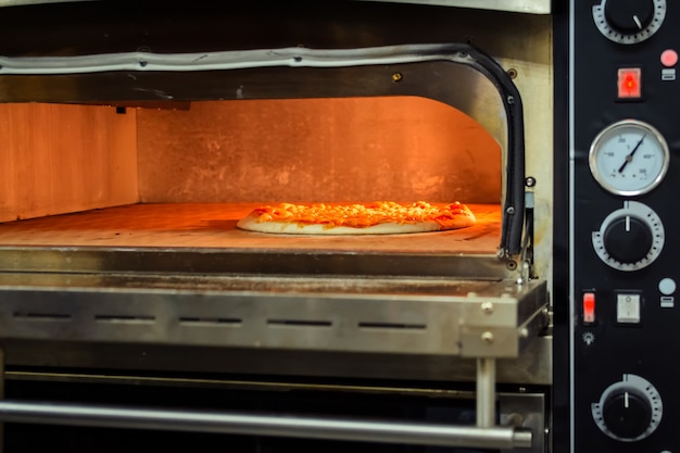 Foto cottura della pizza in un forno elettrico