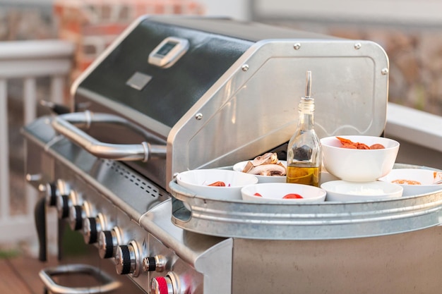 Photo cooking pizza on outdoor gas grill.