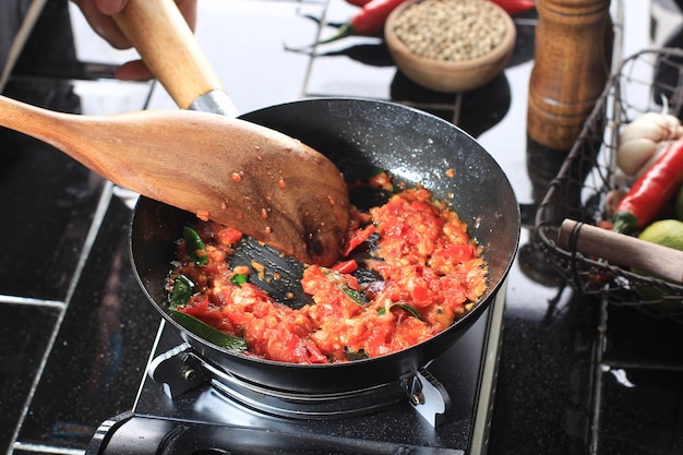 조리 과정 부엌의 팬에 Sambal 또는 Sambel 또는 라임 잎과 함께 매운 소스 볶기