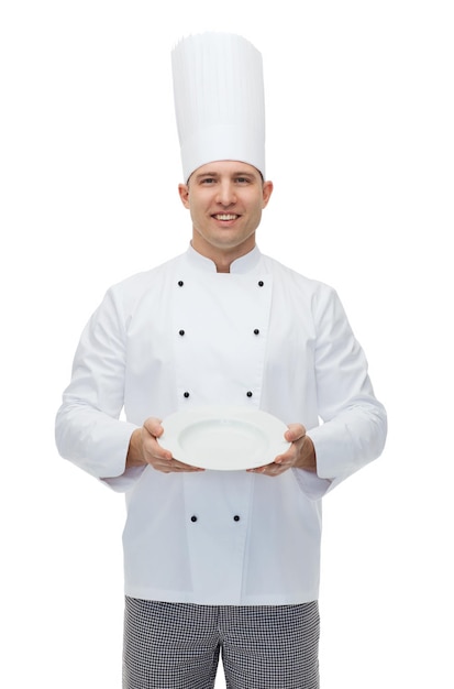 料理、職業、広告、人々 のコンセプト - 空の皿に何かを示す幸せな男性シェフ料理