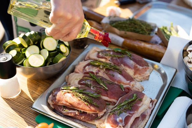 Cucinare carne cruda per grigliare in cucina estiva