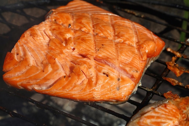 Cottura della bistecca di salmone sulla griglia del barbecue