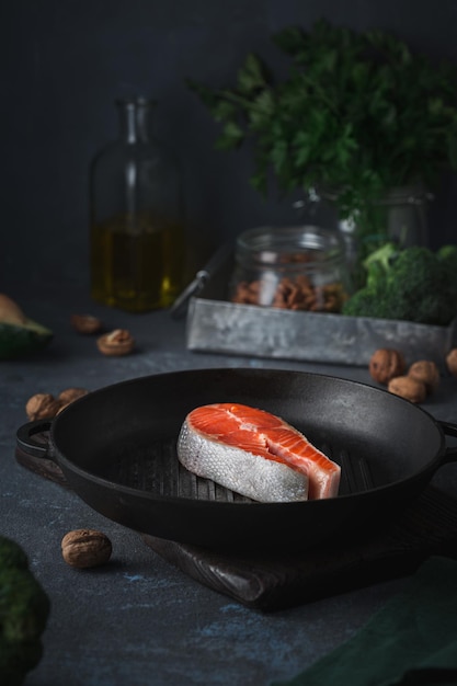 Foto cucinare la bistecca di salmone da vicino