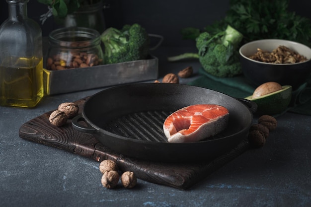 Foto cucinare la bistecca di salmone