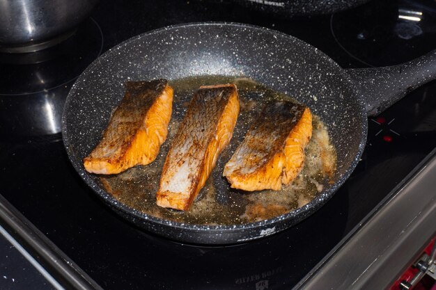 Приготовление стейков лосося на сковороде