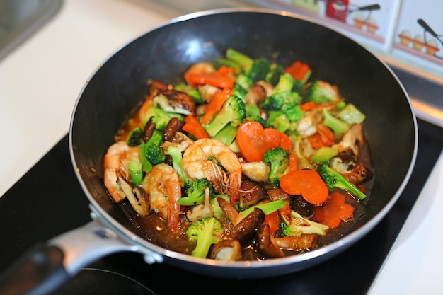 照片烹饪锅炒虾和蔬菜