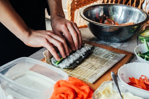 Photo cooking sushi with salmon