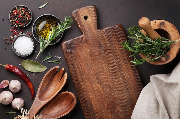 Photo cooking table with herbs spices and utensils