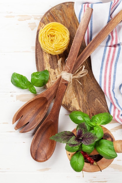 Foto tavolo da cucina con utensili e ingredienti