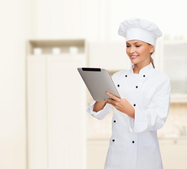 кулинария, технология и концепция питания - улыбающаяся женщина-повар, повар или пекарь с планшетным компьютером