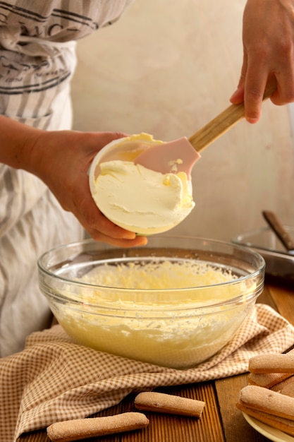 Cottura del tiramisù, aggiunta di crema al mascarpone. ricetta passo passo. deserto fatto in casa. ricetta passo passo.